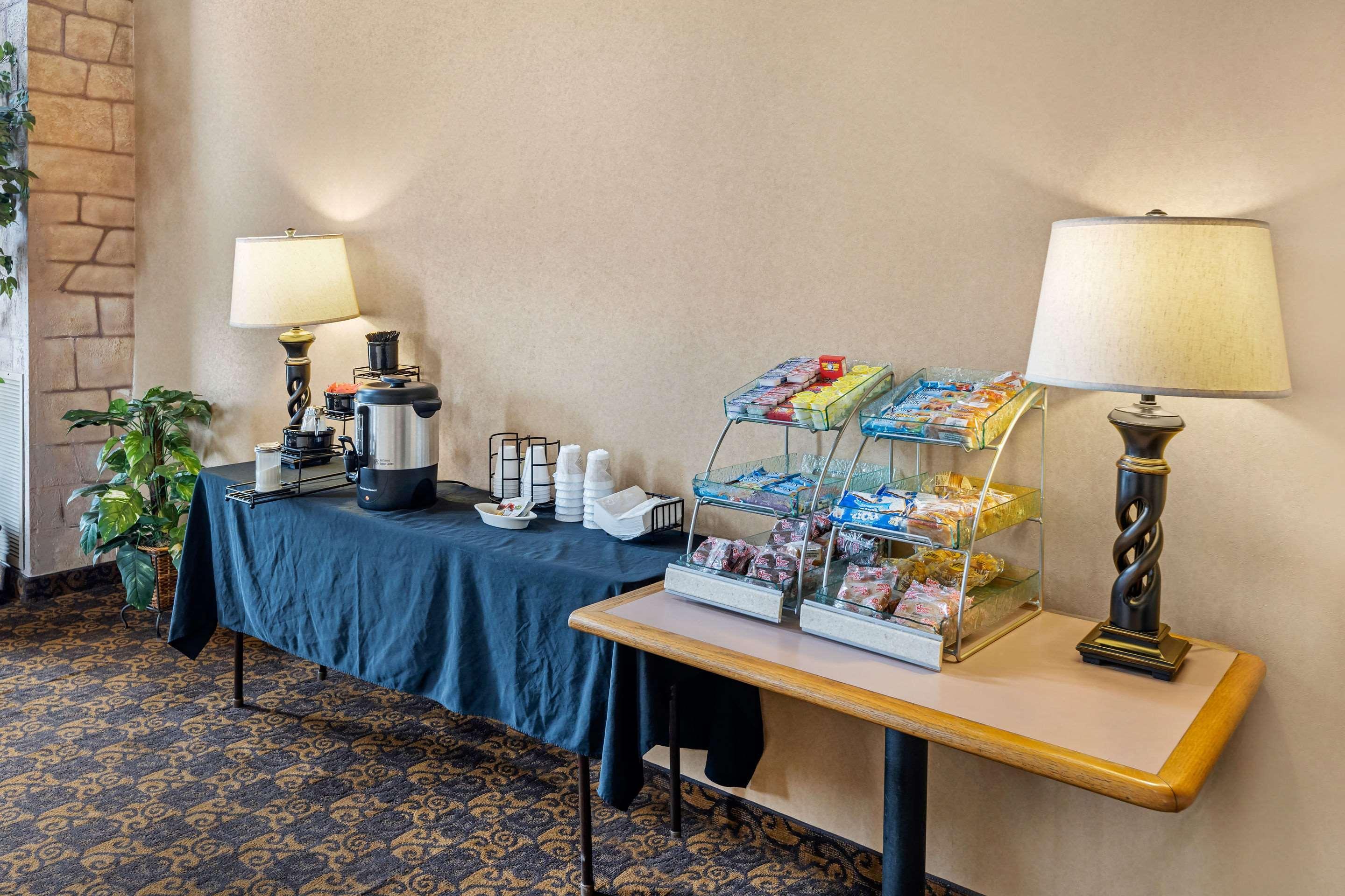 Rodeway Inn South Hutchinson Екстер'єр фото