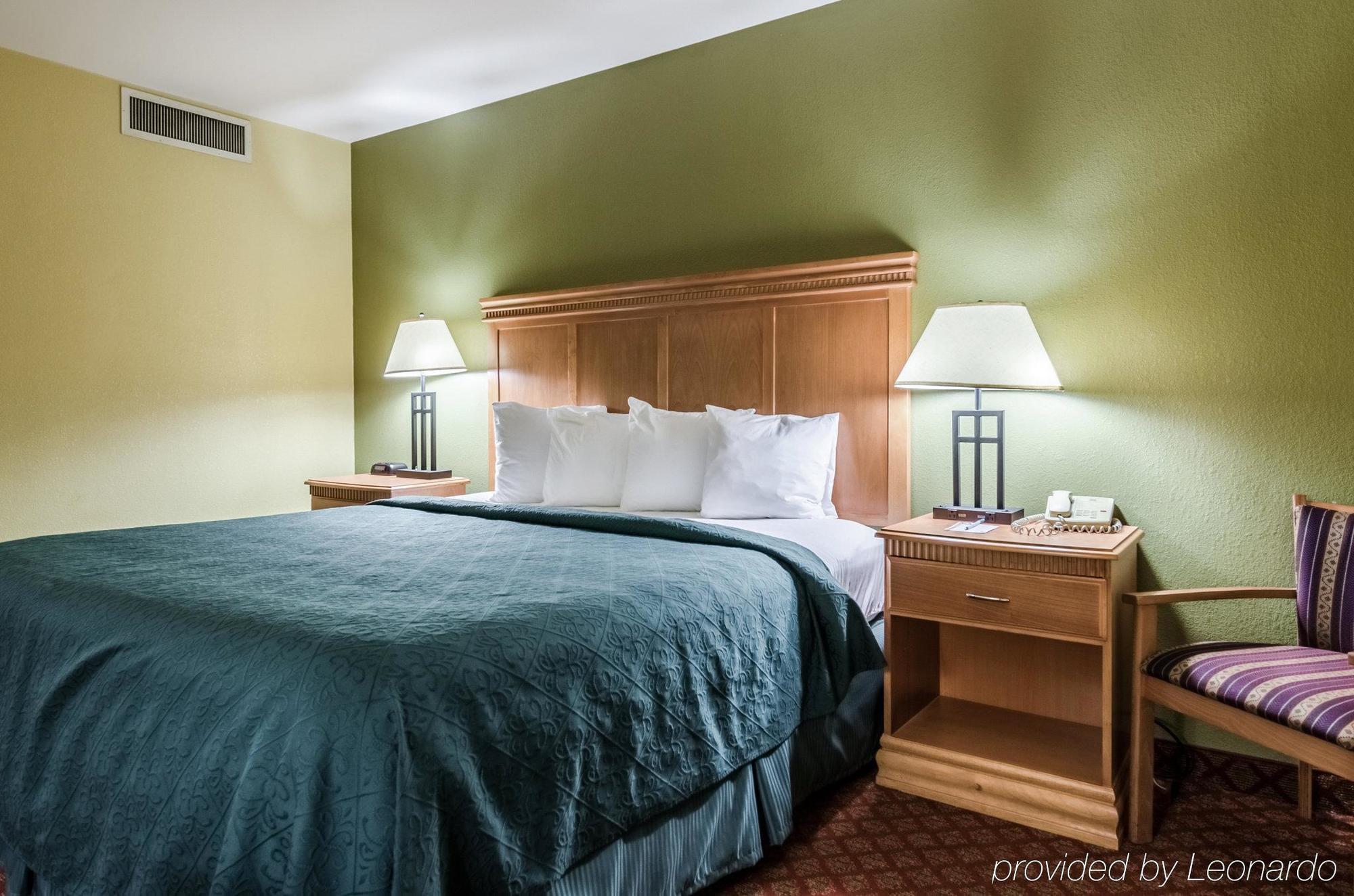 Rodeway Inn South Hutchinson Екстер'єр фото