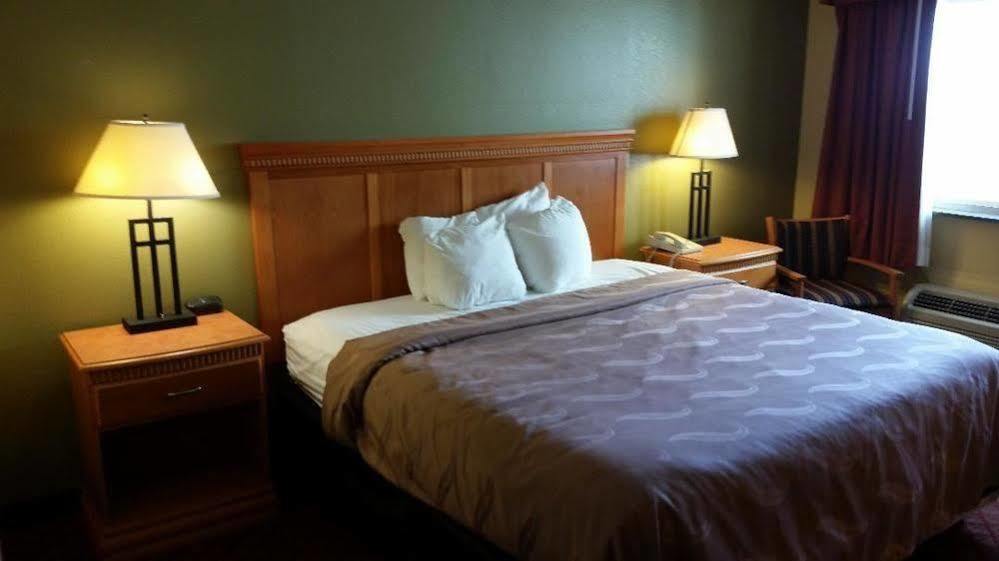 Rodeway Inn South Hutchinson Екстер'єр фото